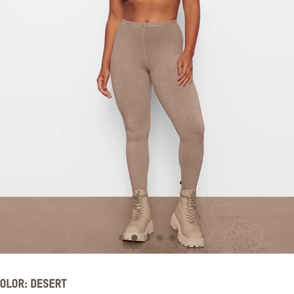 Skims Outdoor Leggings - Picture 1 of 8